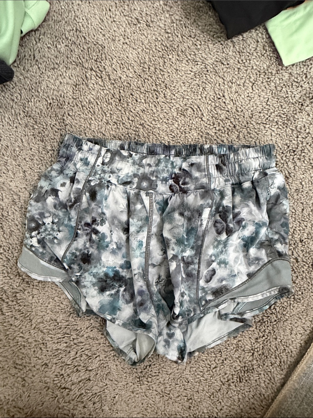 lululemon athletica Women's Floral Print Athletic Shorts - Teal Gray 2.5 inch